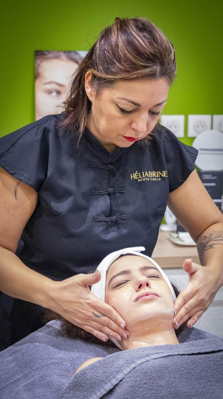 Révélez l'éclat naturel de votre visage grâce à la Stimulation Fibroblaste, une technique de régénération cellulaire innovante.