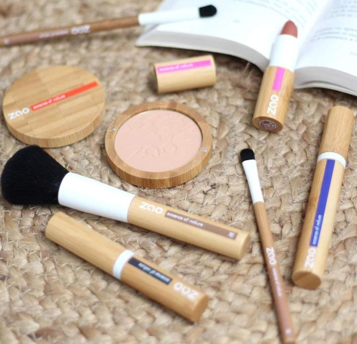 Parce que le maquillage ne s’improvise pas, choisissez Ain Temps Essentiel !